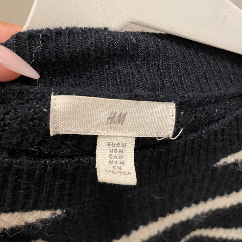 Randig stickad tröja från H&M🙌🏼 Köpt för ett år sedan men använder inte längre. Passar xs-L⭐️ . Stickat.