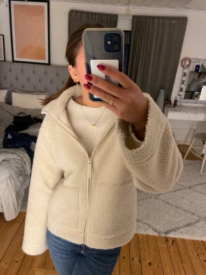 Teddy jacka  - Teddy jacka från hm i storlek m men sitter bra på mig som vanligtvis har S. Använd 5 gng så skicket så gott som nytt!💞💞