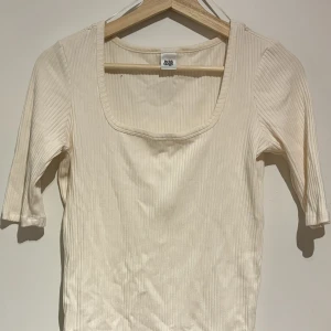 Vit topp  - Vit ribbad topp med fyrkantig halsring, aldrig använd 