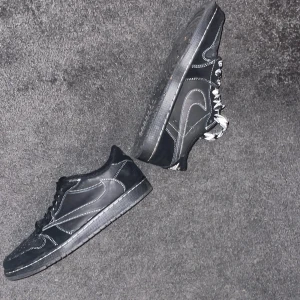 Phantoms Low - Använda två gånger typ hade inget att matcha dom med. Mer skosnören finns osv