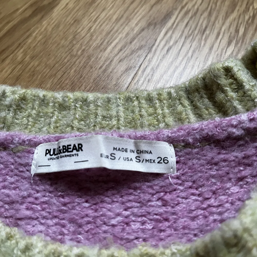 sååå fin stickad tröja från pull&bear❣️ köptes förra året och säljer pga att den inte kommer till användning. Bra kvalitet och jätteskönt material💛 kan gå ner i pris!. Stickat.