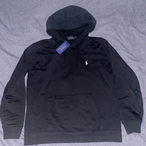 Polo Ralph Lauren hoodie - Svart Storlek M - Svart Polo RL hoodie i väldigt bra skick. Tyvärr lite liten för mig, passar både folk med Small och Medium storlek. Skriv gärna vid fler frågor. 