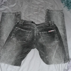 Manchester byxor  - Säljer dessa byxor pågrund av att de är förstora på mig inge defekter de är bara att de är lite slitet där bältet är midjemått 39 Innerbensläng 71 Inga bilder på tyvärr 