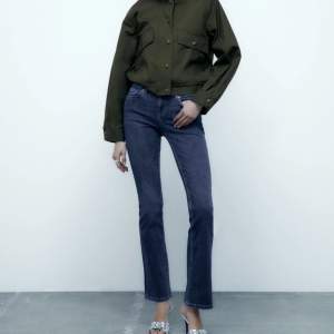 Lågmidjade jeans från Zara i strl 34!💙 Enbart använd 2 gånger. Köp direkt för 180kr eller buda.
