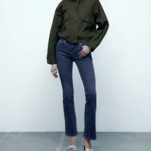 Zara lågmidjade bootcut jeans - Lågmidjade jeans från Zara i strl 34!💙 Enbart använd 2 gånger. Köp direkt för 180kr eller buda.