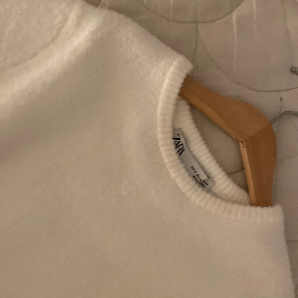 Säljer denna vita stickade kortärmade tröjan från Zara💓(ny skick) är jätte fin och mysig, bra skick och knappt använd. Säljer för den it kommer till användning💕Orginal pris 329, säljer den för 269 då den knappt är använd och är i ny skick!. Stickat.