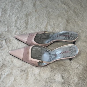 Versace klackskor  - Väl använda därav det billiga priset 