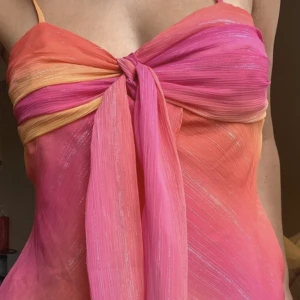 Söt topp  - Säljer denna söta topp, köpt second hand. Jättefint skick! Passar S-M bäst! Köparen står för frakten! 