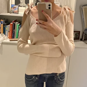 Stickad tröja - Så sjukt snygg stickad tröja med urskräningar på axlarna med knytning så så söt verkligen🙌🏿❤️