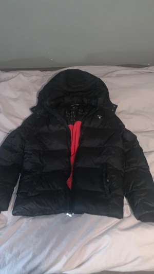 Gant jacka - Fin gant jacka men har dessvärre ett litet hål på innersida av höger arm, syns inte då det är in mot kroppen. 