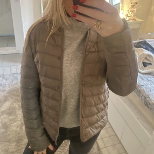 Jacka - Ganska tunn höst/vinterjacka i jättefint skick o så snygg till allt
