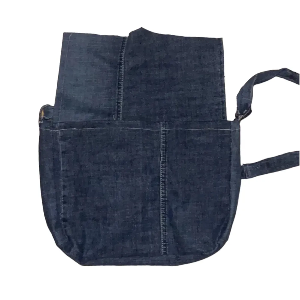 skitsöt jeansväska gjord av gamla jeans🙏 går o sprätta bort fickorna o byta axelband🫶. Väskor.