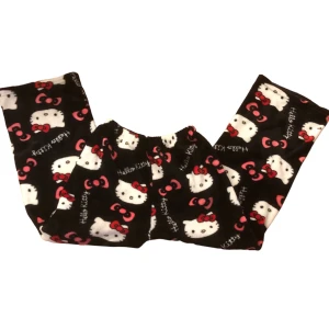 Hello kitty byxor - Säljer mina jättesöta hello kitty mjukisbyxor då de är för korta på mig! Kan bäras både hög och lågmidjat, om man har dom lågmidjat skulle jag rekommendera att man är 170 eller kortare💗 det finns ett litet hål i skrevet men annars inga defekter💗