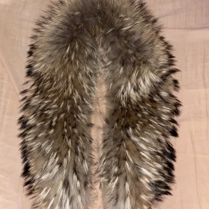 Pälskrage/halsduk Hollies  - Säljer min pälskrage/halsduk från Hollies. Inte kommit till användning, inköpt gör 1599kr. 