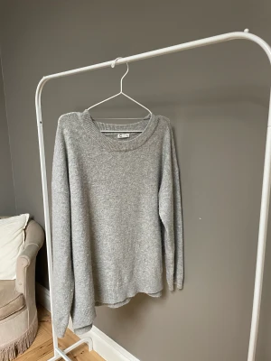 Stickad tröja - Mysig Grå oversized stickad tröja från cubus, lite nopprig, skriv för frågor eller fler bilder❤️