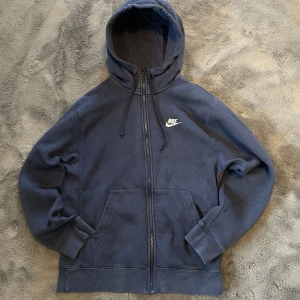 Vintage Nike zip hoodie  - Säljer denna vintage Nike zip hoodie som är riktigt fin  Inga skador  Dragkedja funkar perfekt  Storlek:S
