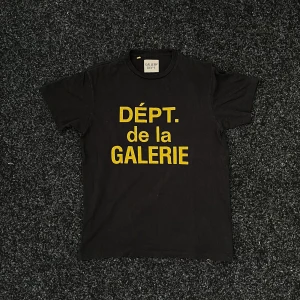 Gallery Dept T-Shirt - Gallery Dept "DEPT DE LA GALERIE CLASSIC TEE" i fint skick. Tröjan är äkta såklart och nypris är ca 2700kr. Använts några gånger men tröjan är i princip i nyskick. Bara att höra av sig för fler bilder eller frågor 🤝🏼