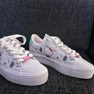 Hello kitty skor  - Köparen står för frakt! Ett par helt oanvända vita hello Kitty skor i stl:37.