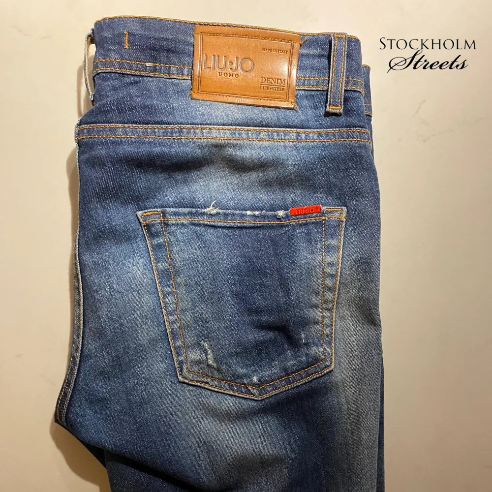 Hej! Jag säljer nu min Liu Jo ”Frankstrong” jeans i ett excellent 8-9/10 skick som är för korta för mig. Nypriset för dessa jeans ligger på 1599:-vid frågor eller funderingar & bilder kontakta då gärna Stockholm Streets! Tack!☺️. Jeans & Byxor.