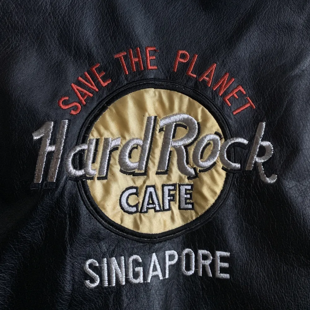 ”Save the planet- Singapore” Hard Rock Cafe jacka. Skriv till mig om du vill fler bilder!. Jackor.