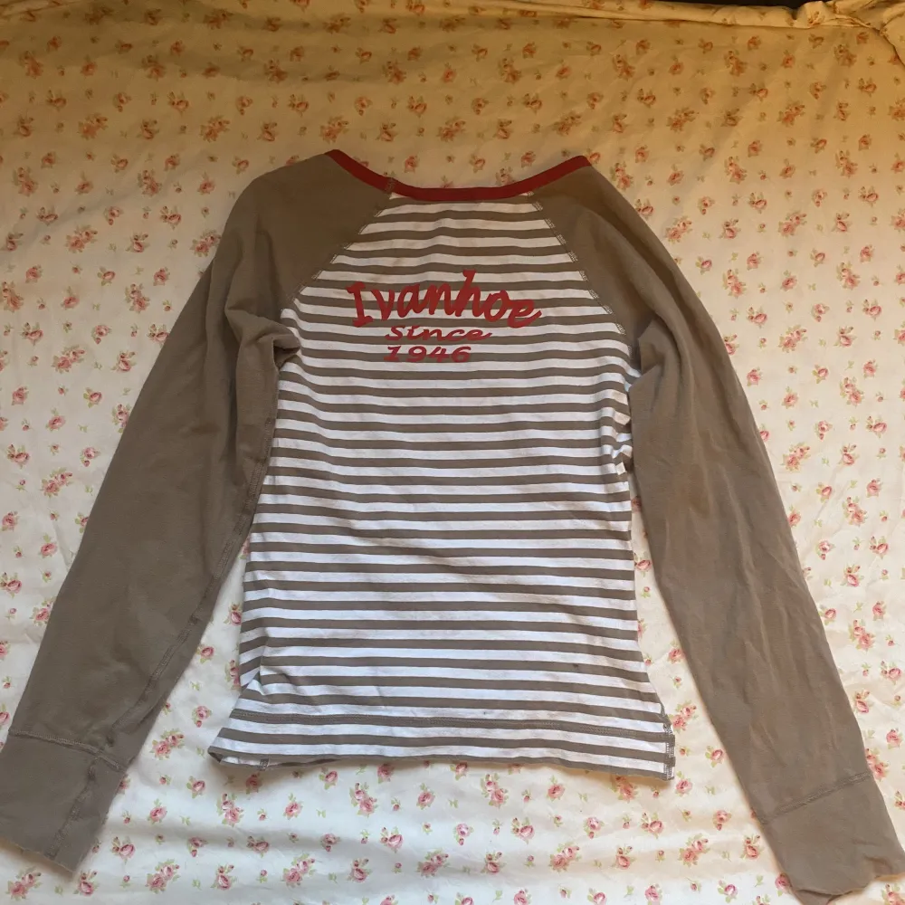 Långärmad tshirt från ivanhoe använd fåtal gånger. Storleken står inte men skulle säga S ungefär. Den har ett tryck på ryggen 🤍. T-shirts.