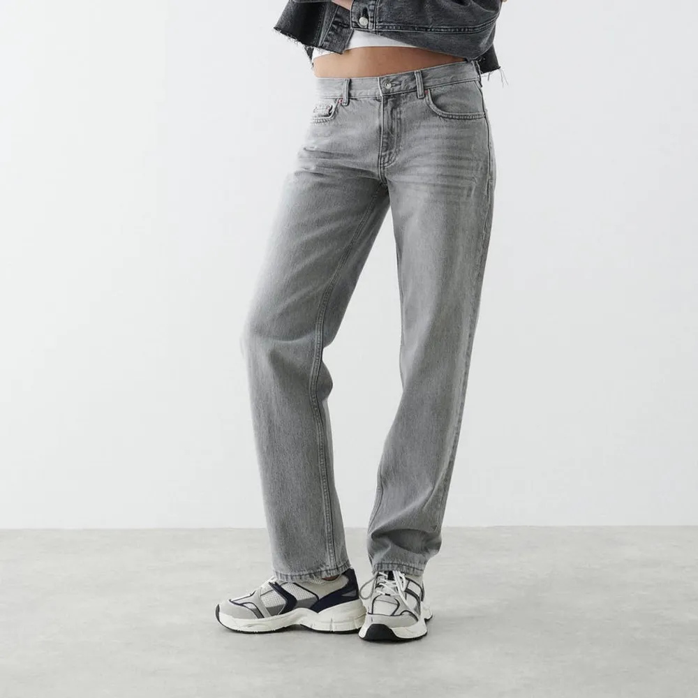 Säljer dessa super fina low waist straight leg jeans från gina tricot!❤️”Handtaget” på dragkedjan har ramlat av, men annars är dom som nya! 💕💕. Jeans & Byxor.