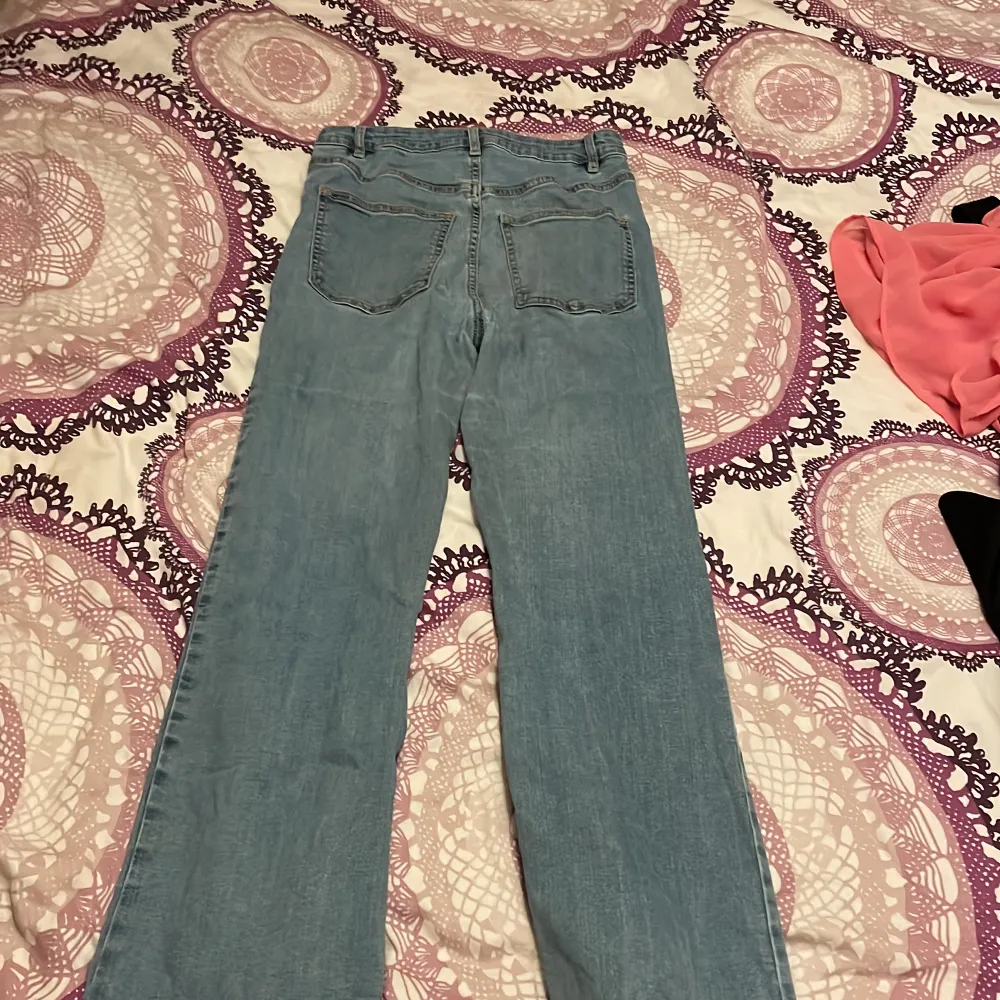 Jeans använt 2 gånger  Dem är var korta i längden för mig.  Storlek M/32🩷. Jeans & Byxor.