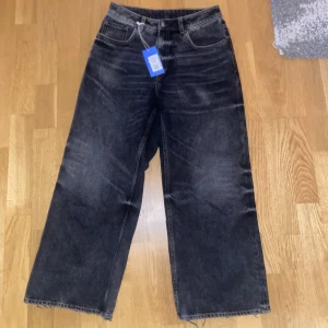 Svarta cheap monday jeans - Storlek 28/32. Säljs då de tyvärr är för korta för mig. Jag är 170cm. Jättecool tvätt på dem. För fler bilder/info skriv i DM😇💓