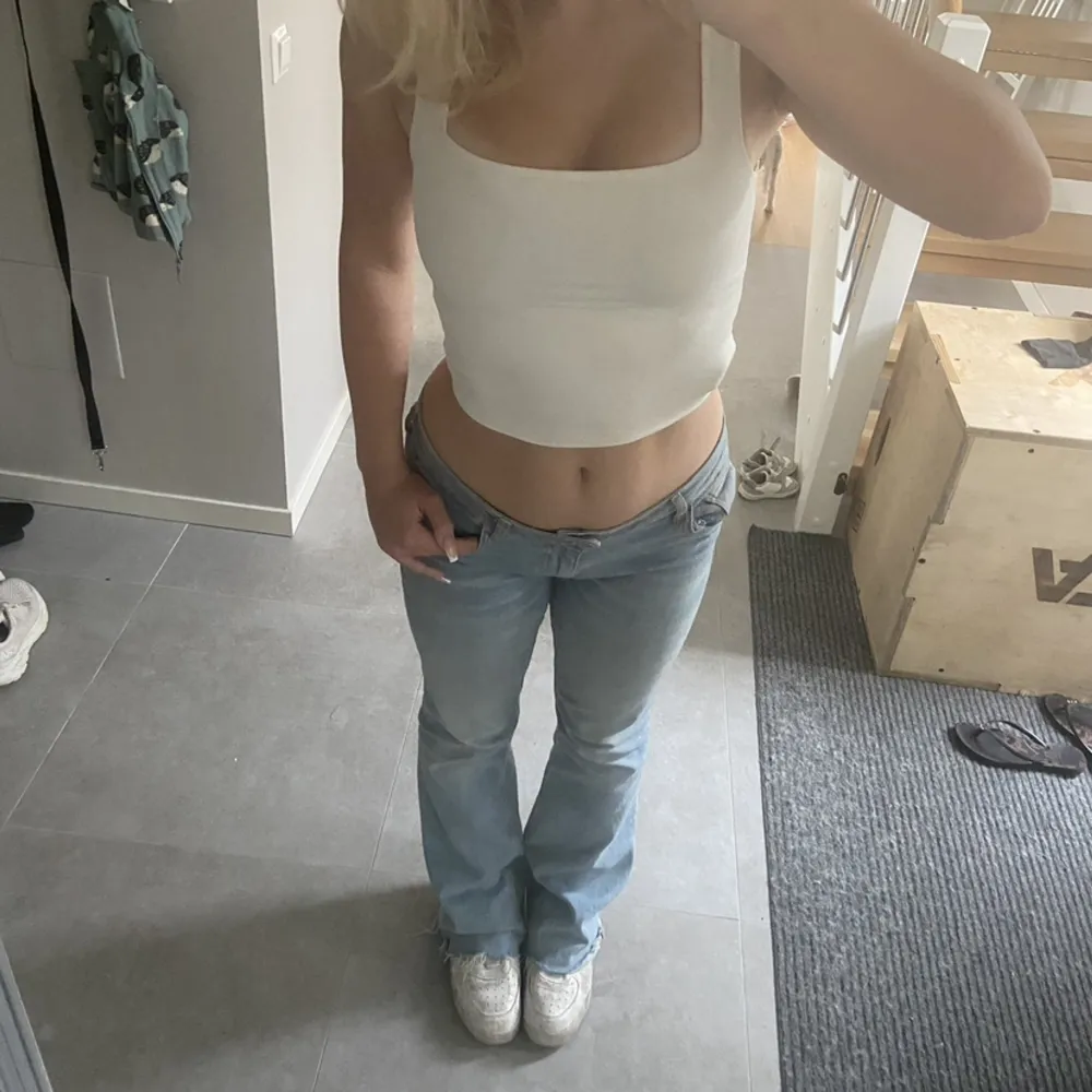 jeans från zara som är flared och low waist🫶🏻 finns ej kvar på webbsidan. Jeans & Byxor.