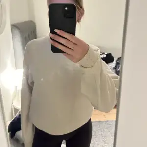 Sweatshirt från gina använd fåtal gånger!💕 Storlek XS men skulle säga att den passar S-M. Passar perfekt nu till höst och vinter💖