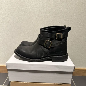 Primeboots  - Något använda kängor från primeboots men i fint skick. Stått i garderoben för länge nu, lite märken finns men skorna rengörs innan postningen🩷   Läs min profil i första hand om du undrar något, annars fråga🩷  Kängorna finns på Vinted också🩷