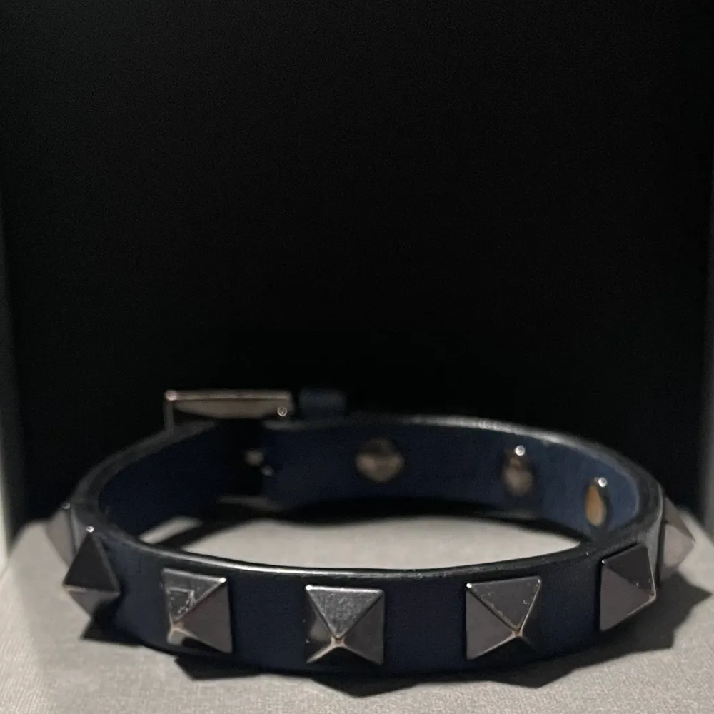 Säljer detta blåa Valentino armband med nitar på❤️. Accessoarer.