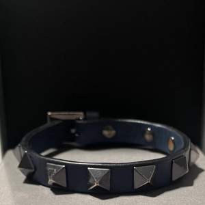 Säljer detta blåa Valentino armband med nitar på❤️