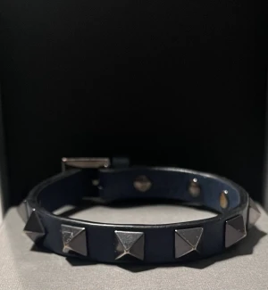 Valentino Armband  - Säljer detta blåa Valentino armband med nitar på❤️