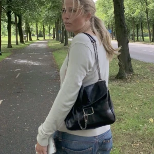 Väska - Säljer min zara väska som inte kommer till användning längre!! Så fin och i bra skick 