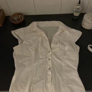 blus  - säljer min fina blus som jag köpt på humana🌷står verken märke eller storlek på men skulle säga att den passar small/medium. Fina former men tyvärr lite mycket utrymme upp till för mina små bröst🧡