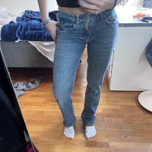Ett par mid straight jeans från zara som har använts och är därför ej hårda. Jeansen ser dock ut som nya och har inga defekter.💗jeansen är i storlek 34 men skulle kunna passa en 36a också💗