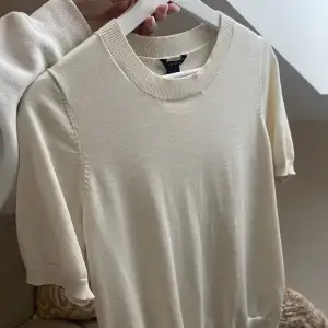 Säljer denna beige stickade T-shirten från Lindex❤️