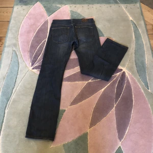 Lee Jeans Mörkblå  - Lee jeans i bra skick utan några defekter. De är väldigt lika Levis 501 i passformen. Skriv gärna om du har några frågor!