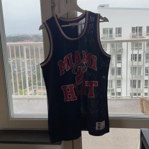 Mitchell & ness jersey Miami Heat - Strl L, som ny. Jag har använt den som oversized top till shorts/ klänning.