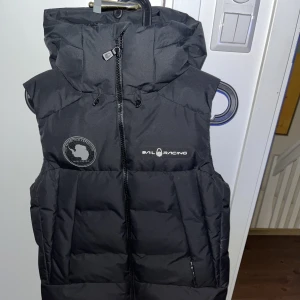 Sail Racing väst - Säljer nu min riktigt feta väst ifrån Sail Racing den är använd ett fåtal gånger och är i toppskick västen är väldigt varm och skön.Nypris 3499 kr.Tveka inte på att skriva  frågor. Köparen står för frakt.😊