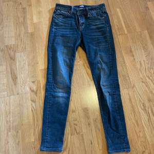 Skinny jeans från Crocker i modellen 211.  Normalhög midja Stretchiga