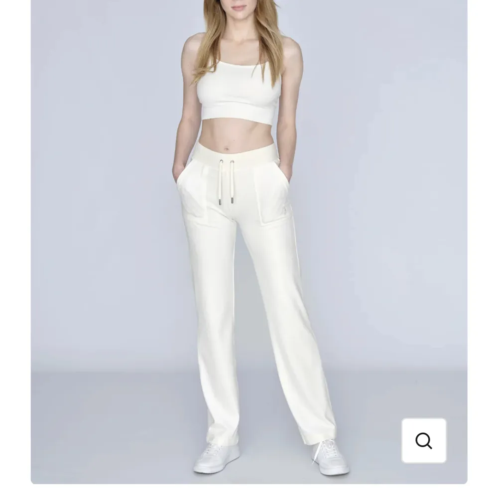 Vita Juicy Couture byxor i storlek xs! Säljer även tröjan! Kolla min profil. Vädligt bra skick. Jeans & Byxor.