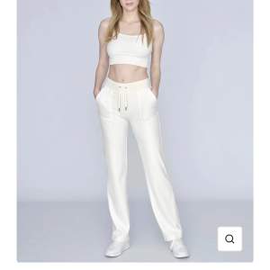 Vita Juicy Couture byxor i storlek xs! Säljer även tröjan! Kolla min profil. Vädligt bra skick