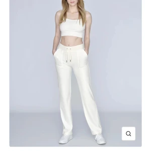 Vita juicy byxor - Vita Juicy Couture byxor i storlek xs! Säljer även tröjan! Kolla min profil. Vädligt bra skick
