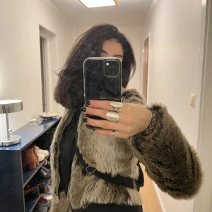 päls jacka !  - Detta är en fake päls !  I bra skick men tyvärr för liten.