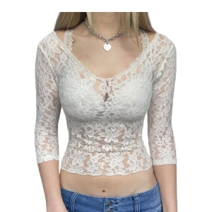 Spets topp - Super söt vit/beige spets topp köpt här på plick. Den är insydd av tidigare ägare vilket syns vid ringningen av tröjan (syns mer på bilden än i verkligheten). FÖRSTA BILDEN LÅNAD!!