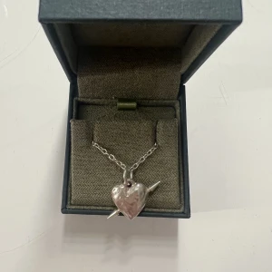 Maria Nilsdotter  - Säljer mit Maria Nilsdotter halsband för det kommer inte till användning, köpt för 3000kr säljer för 1400kr💕