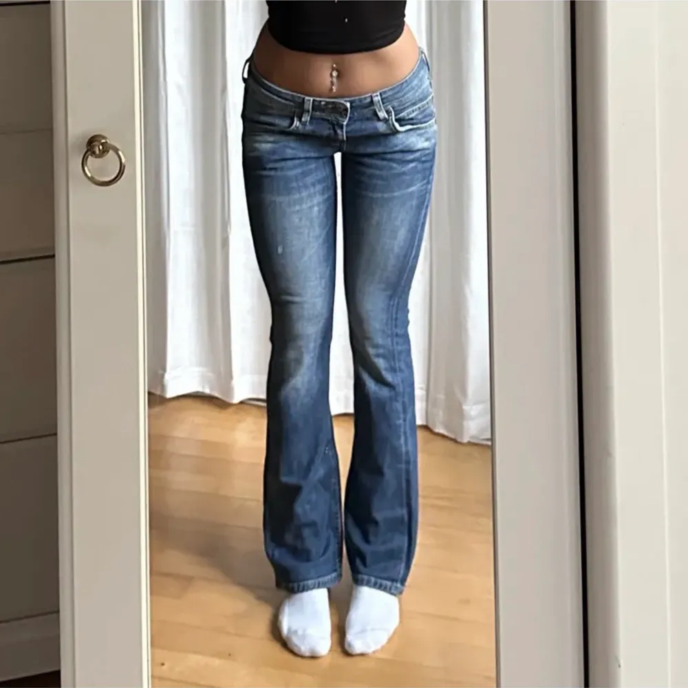 Så så snygga och simpla jeans från Lee! Köpta här på plick men passade tyvärr inte! Midja 38 cm tvärs över och innerbenslängd 78cm! (Lånade bilder)⚡️💓. Jeans & Byxor.