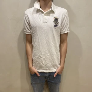 Pike Morris  - Hej! Säljer nu min pike från märket Morris storlek M i fint skick. Modellen på bilden är 180cm lång och väger 80kg. Tveka inte på att höra av dig om du har några frågor eller funderingar kring varan!